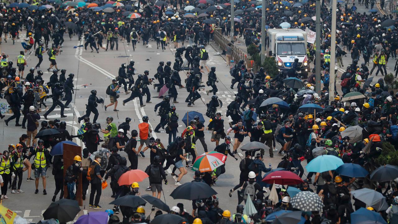 Demo Hong Kong Kian Panas, Politikus Prodemokrasi Ditusuk